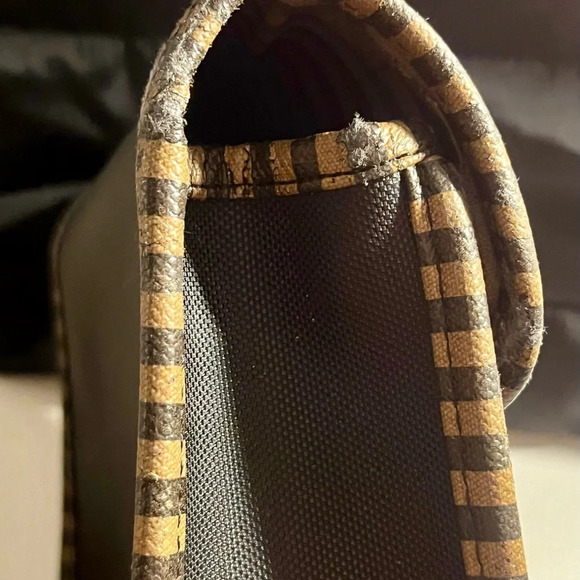 ❤️ Vintage Fendi toiletry/makeup bag, callouts as shown. - Picture 6 of 13